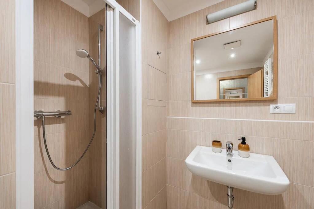 Apartment W/ Free Garage Parking Прага Экстерьер фото
