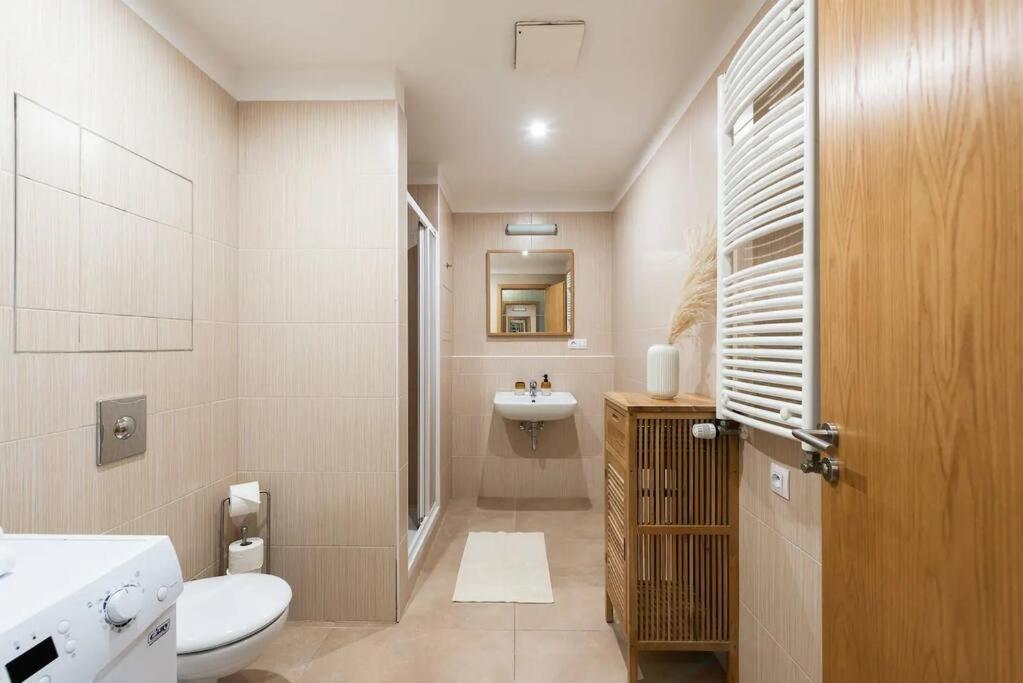 Apartment W/ Free Garage Parking Прага Экстерьер фото