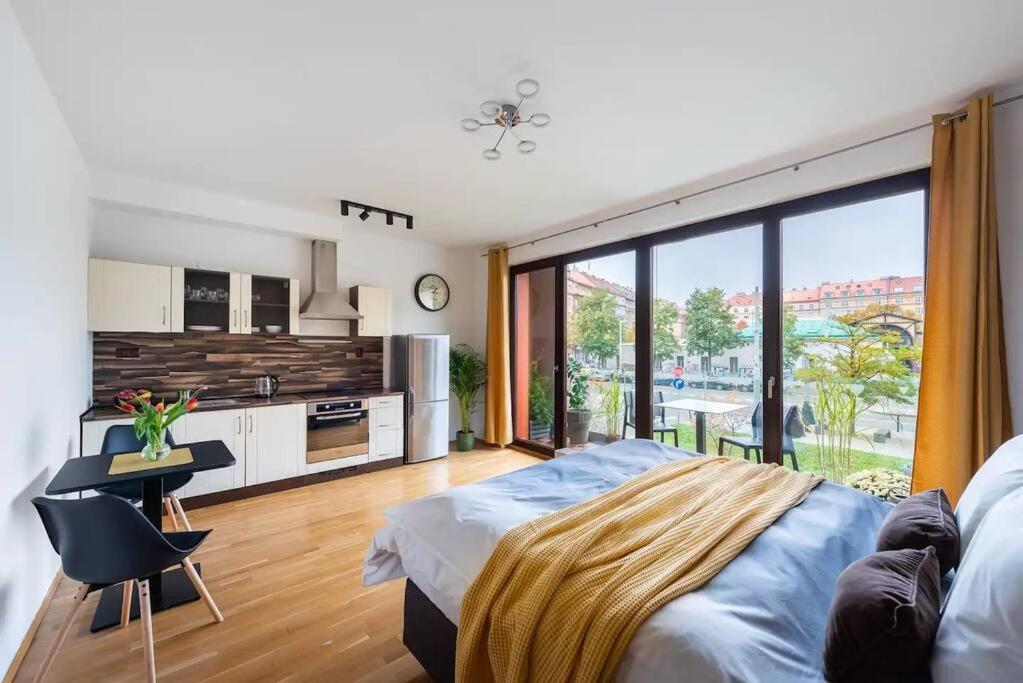 Apartment W/ Free Garage Parking Прага Экстерьер фото